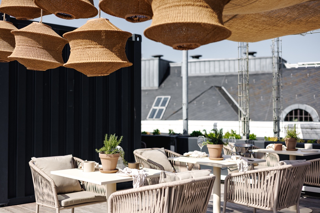 Dinnerdeck — Tische unter Webelampen