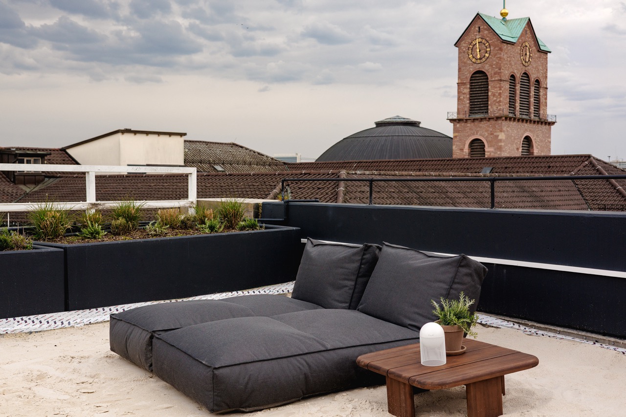 Sonnendeck — Liegebett im Sand zum Sonnen